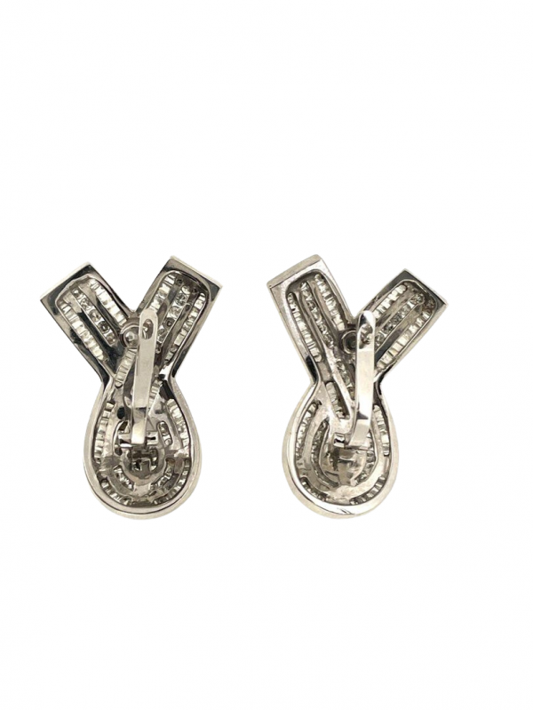 18E3C11B-6A3D-4872-86CA-5C7A0BF9787C