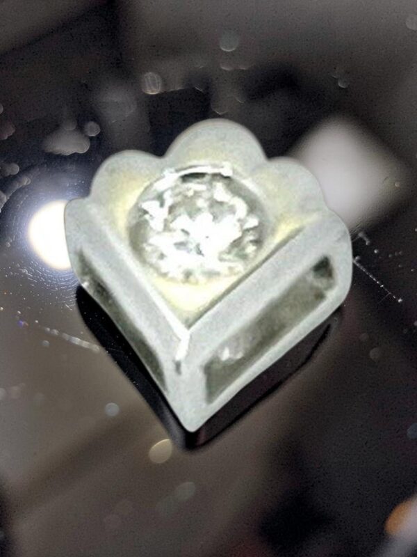 diamond_stud_earring_in_white__1784109259_f29e70fd_progressive