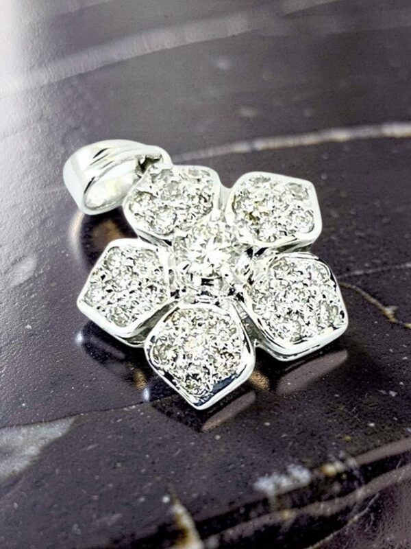 flower_diamond_pendant_1784353905_53952457_progressive
