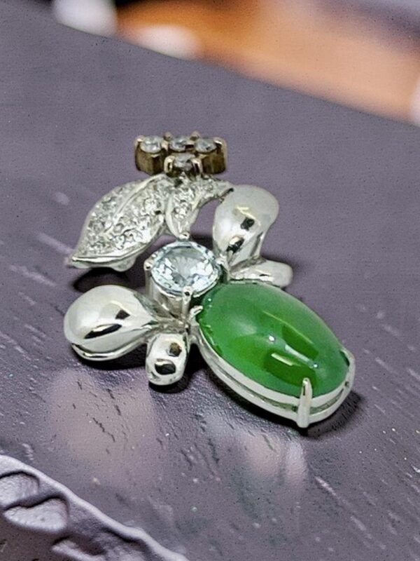 jade_and_diamond_leaf_pendant_1784354964_c145ebc9_progressive