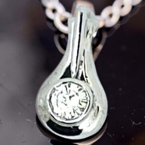 silver_pendant_with_diamond_1784109147_2322aa34_progressive